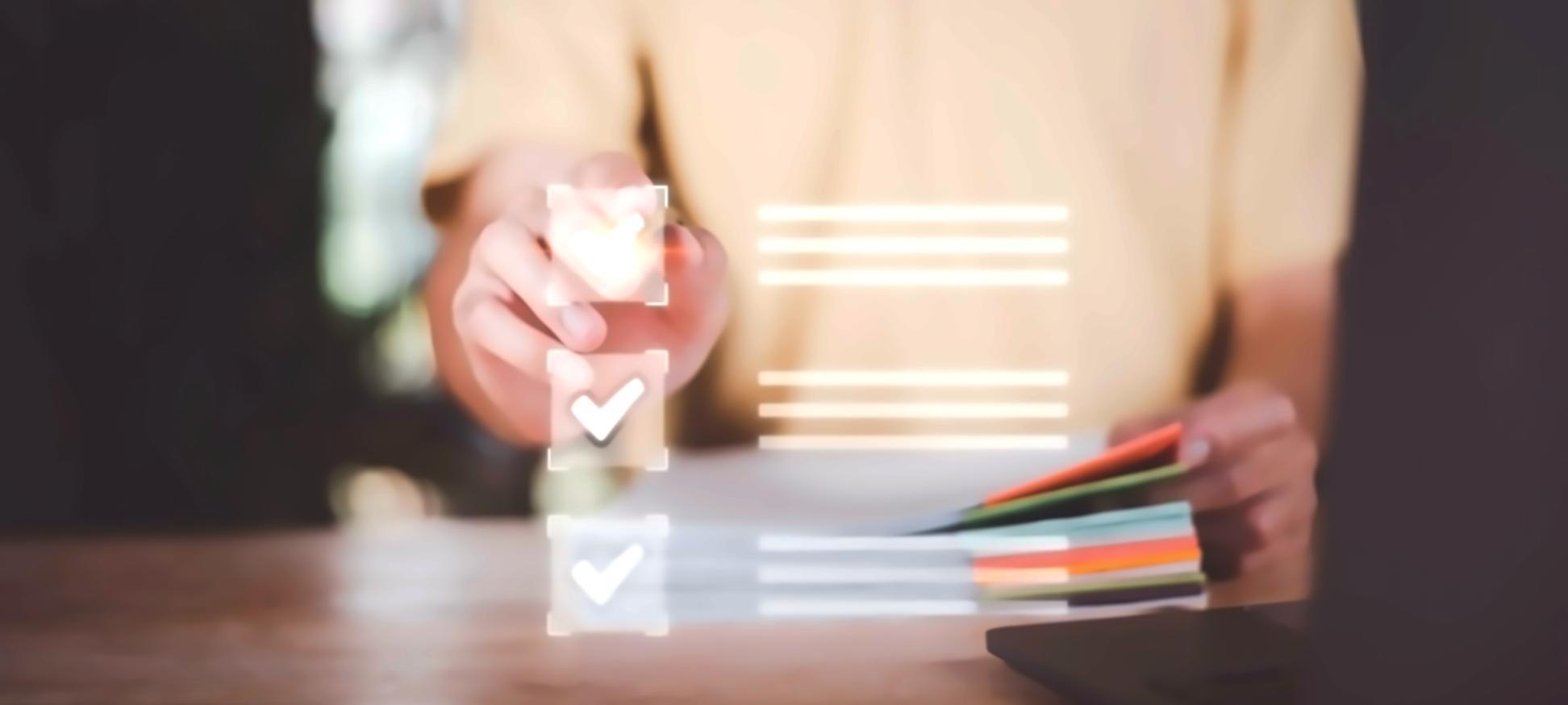 Team bei der Arbeit an innovativen Bildungslösungen